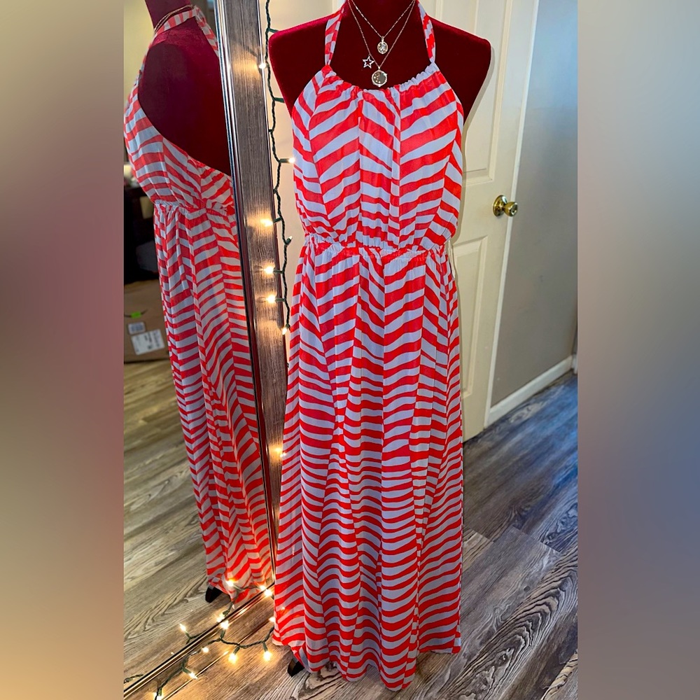 🌹Forever 21 Halterneck dress w/ Cinched waist!